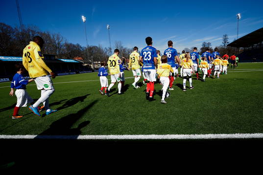 Spelarna tågar in till fotbollsmatchen i Allsvenskan