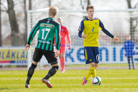 Ängelholms Marcus Bergholtz med bollen