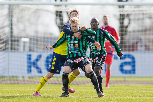 Varbergs Mats André Kaland blir fasthållen av