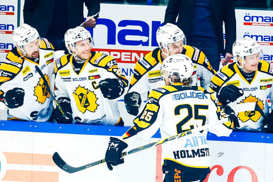 Skellefteås Axel Holmström jublar med lagkamraterna