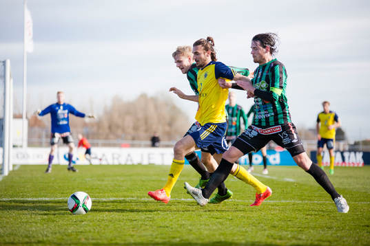 Ängelholms Vlado Zlojutro stoppas av Varbergsspelare