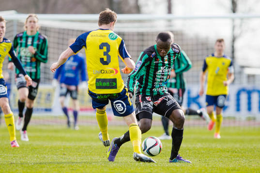 Varbergs Nsima Peter driver med bollen
