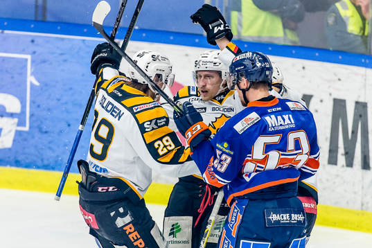 Skellefteås Oskar Sundqvist  och John Norman firar