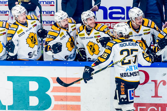 Skellefteås Axel Holmström firar