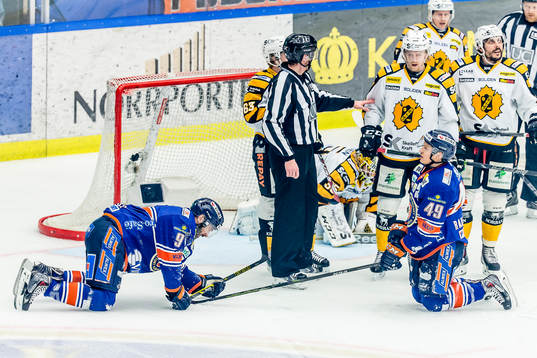 Växjös Josh Hennessy och Rhett Rakhshani på knä