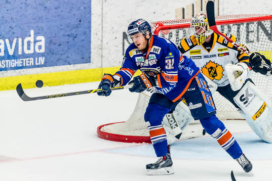 Växjös Nick Johnson oroar framför Skellefteås målvakt