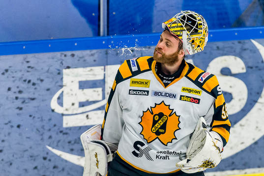 Skellefteås målvakt Markus Svensson spottar vatten