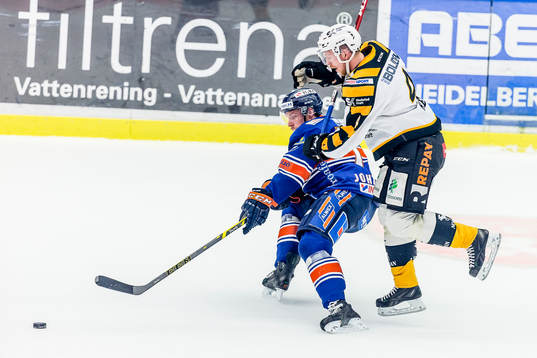 Växjös Alexander Johansson jagas Växjös Skellefteås