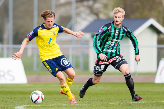 Ängelholms Rebin Asaad täcker undan bollen från Varbergs