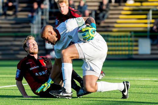 Brommapojkarnas Pontus Åsbrink och Athletics målvakt