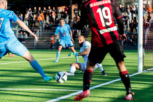 Brommapojkarnas Stefano Vecchia Holmquist orar framför