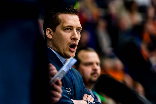 Växjös tränare Sam Hallam skriker