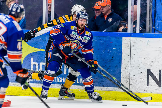 Växjös Noah Welch i jagas av Skellefteås Kirill Kabanov