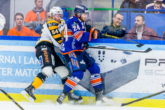 Växjös Jani Lajunen tacklar Skellefteås Anton Lindholm