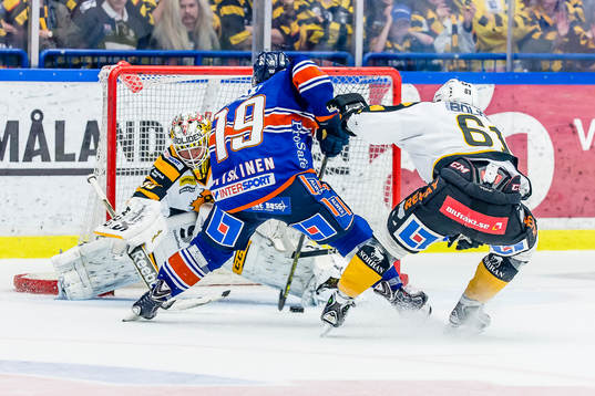Växjös Tuomas Kiiskinen oroar framför Skellefteås