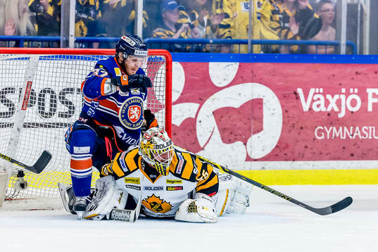 Växjös Nick Johnson krockar med Skellefteås målvakt
