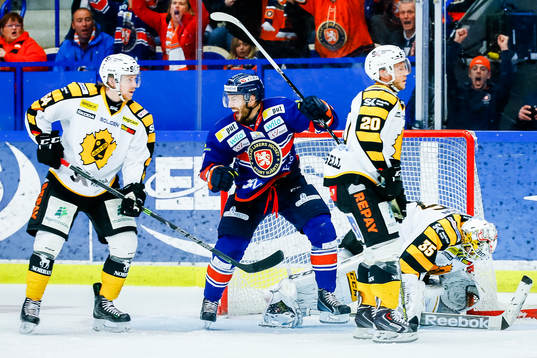Växjös Jeff Tambellini jublar