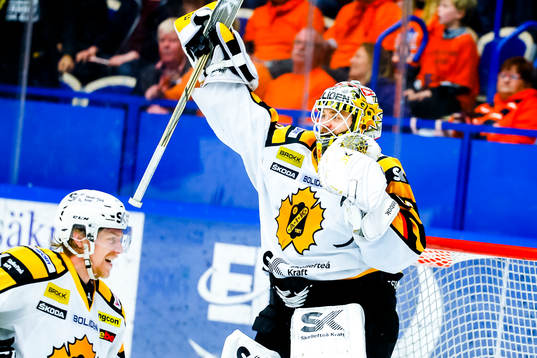 Skellefteås målvakt Markus Svensson jublar