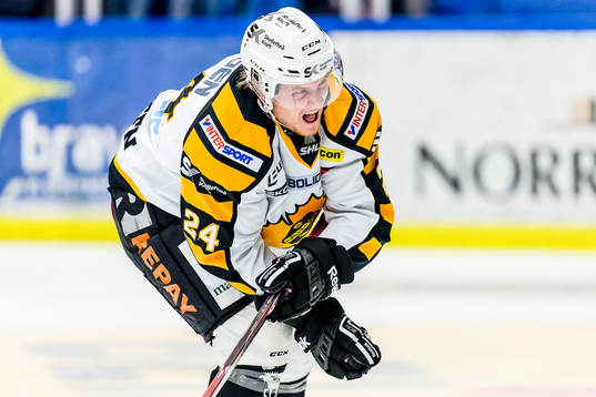 Skellefteås Nick Sörensen grinar illa