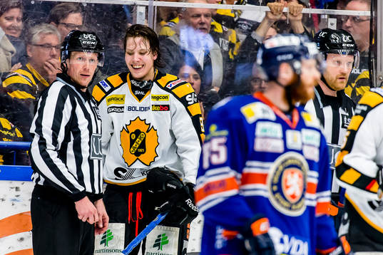Skellefteås Oskar Sundqvist skrattar