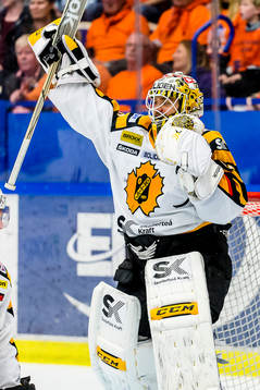 Skellefteås målvakt Markus Svensson jublar