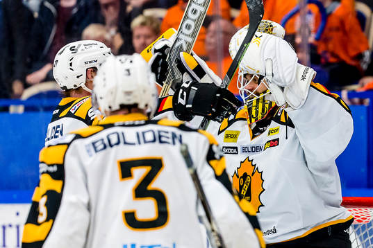 Skellefteås målvakt Markus Svensson jublar