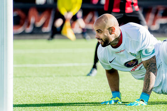 Athletics målvakt Joshua Wicks deppar