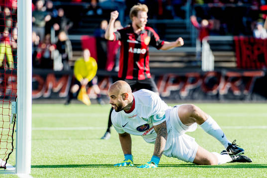 Athletics målvakt Joshua Wicks deppar