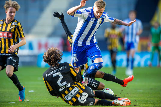 IFK Göteborgs Sören Rieks glidtacklas av Häckens Diego