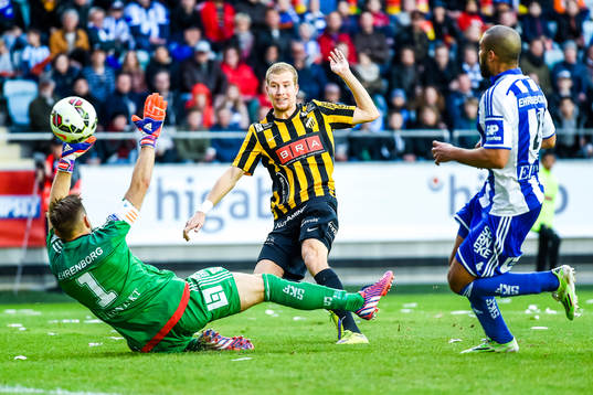 Häckens Simon Gustafson gör 1-1 bakom IFK Göteborgs