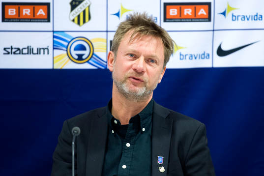 Häckens tränare Peter Gerhardsson på en presskonferens