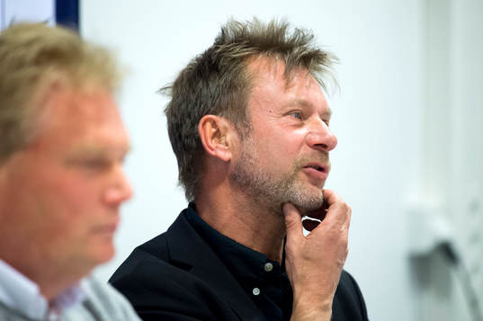Häckens tränare Peter Gerhardsson på en presskonferens
