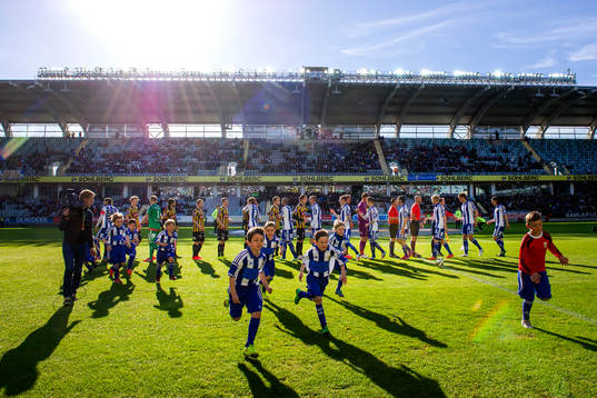 Knattarna springer av planen innan en fotbollsmatch i