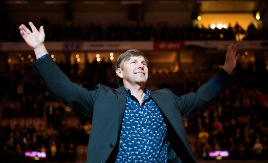 Mats Näslund får sin tröja hissad i EON arena och hyllas