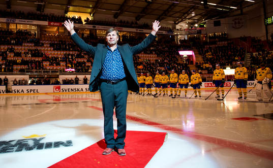 Mats Näslund får sin tröja hissad i EON arena och hyllas