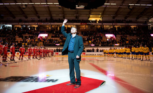 Mats Näslund får sin tröja hissad i EON arena och hyllas