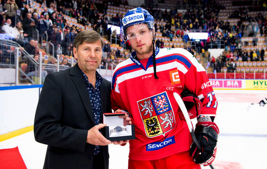 Mats Näslund delar ut pris till matchens liarare som i