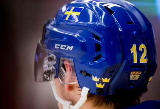 En hjälm med tre kronor på