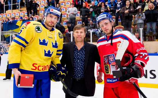 Mats Näslund delar ut pris till matchens lirare som gick