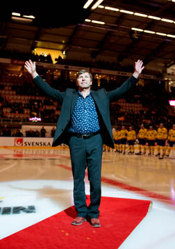 Mats Näslund får sin tröja hissad i EON arena och hyllas