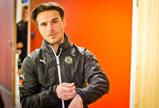 Örebros Nordin Gerzic på väg ut till uppvärmningen