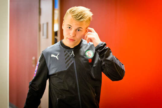 Örebros Sebastian Ring på väg ut till uppvärmningen