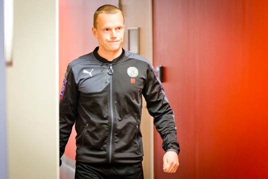 Örebros Daniel Gustavsson på väg ut till uppvärmningen