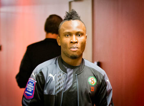Örebros Samuel Mensiro på väg ut till uppvärmningen