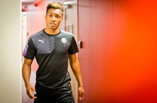 Örebros Michael Seaton på väg ut till uppvärmningen