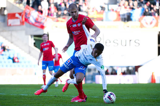 Helsingborgs Robin Simovic kapar Norrköpings Tesfaldet