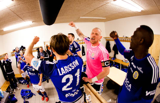 Sundsvalls Eric Larsson, målvakt Tommy Naurin och Pa Amat