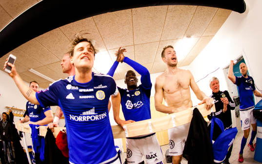 Sundsvalls Eric Larsson, målvakt Tommy Naurin och Pa Amat