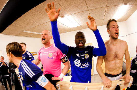 Sundsvalls Eric Larsson, målvakt Tommy Naurin och Pa Amat