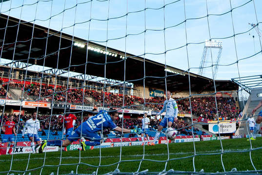 Helsingborgs Lalawélé Atakora skjuter bollen bakom